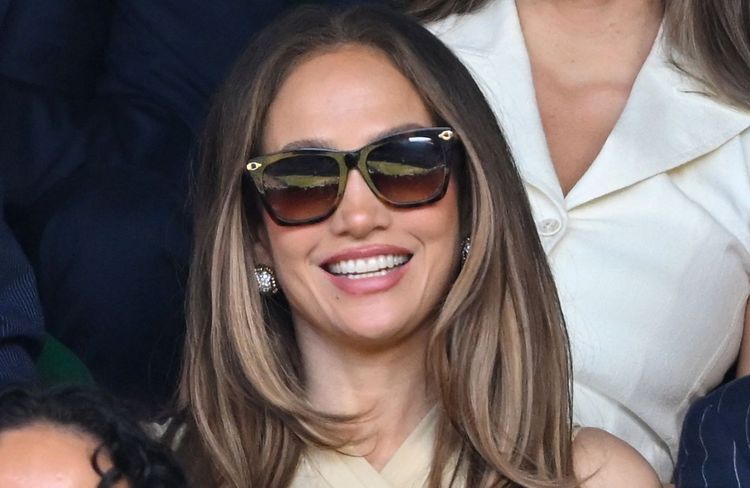 Après Gigi Hadid, Jennifer Lopez confirme la popularité de cette coupe cet été