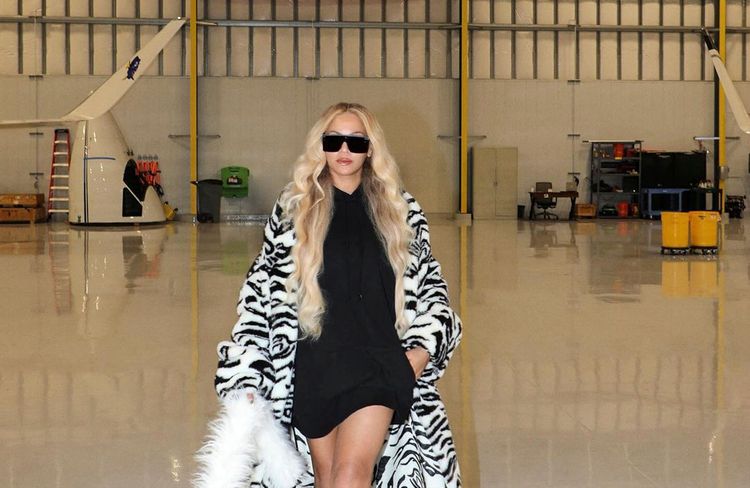 Beyoncé : bouche nude et cils de biche, la star affiche un teint parfait sur Instagram