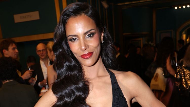 Shy’m (40 ans) sensationnelle : elle ose la mini-robe et le décolleté XXL pour une apparition ultra-glamour