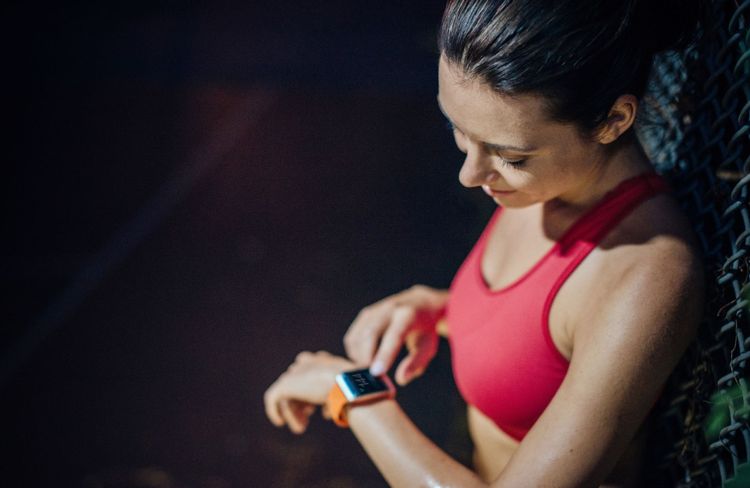 « Watch rot » : pourquoi les dermatologues appellent à la vigilance concernant le port de montres connectées