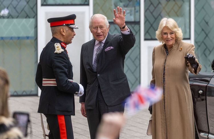 Charles III et Camilla marque une apparition royale aux côtés de l’acteur Idris Elba