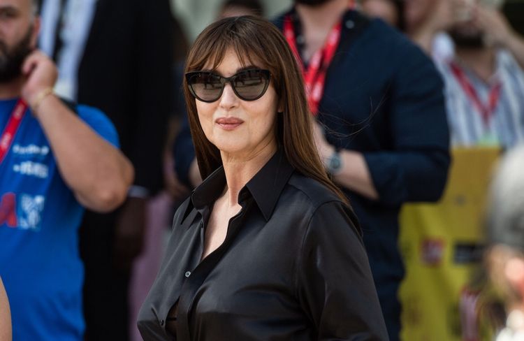 La nouvelle frange de Monica Bellucci est l’inspiration ultime de la saison estivale