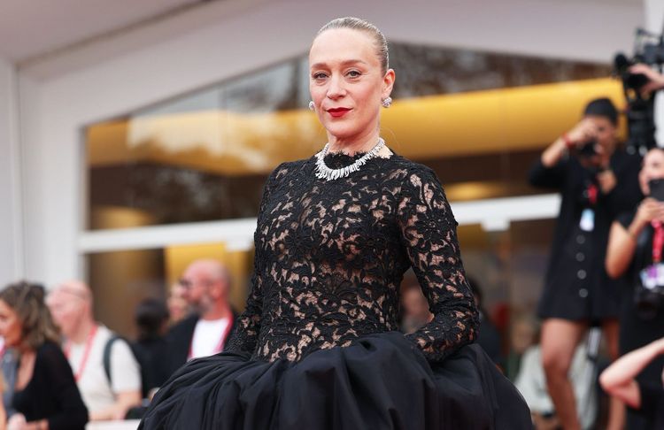 Chloë Sevigny : l’éternelle « cool girl » captive la Mostra de Venise en dentelle noire