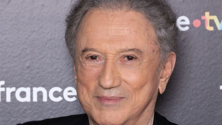 Le souvenir inattendu de Michel Drucker : sa première histoire d’amour en colonie