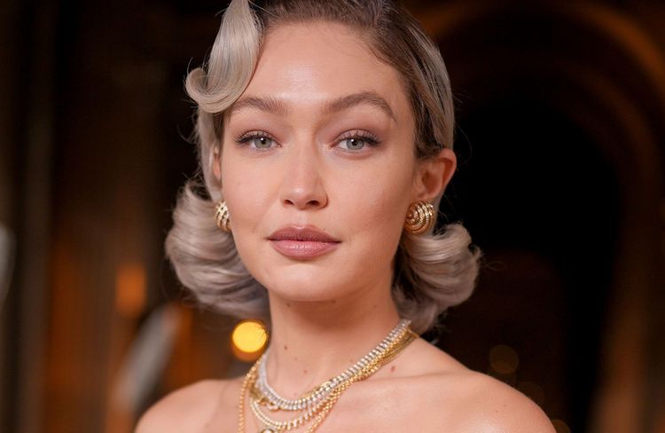 Grand Dîner du Louvre : Gigi Hadid attire tous les regards avec sa nouvelle coloration argentée