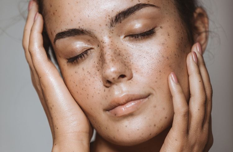 Taches brunes : ce soin de pharmacie est recommandé par les dermatologues