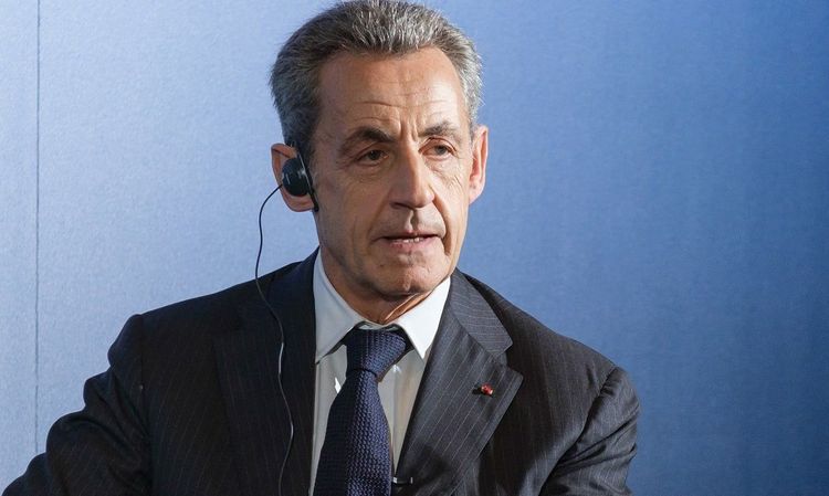 "Nicolas, Nicolas !" : à peine arrivé à la Santé, Sarkozy accueilli en liesse pour ses premières minutes en prison