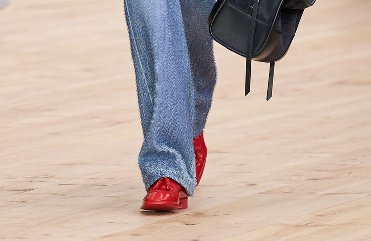Exit le noir et le marron : cette couleur de mocassins s’impose comme la plus mode de l’été