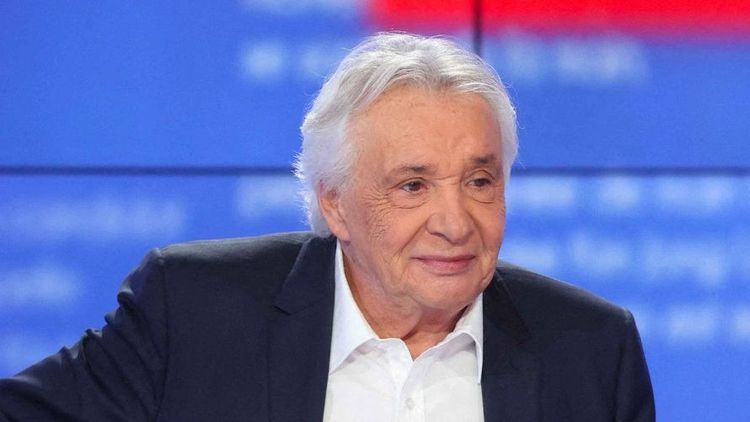 Jade Hallyday moquée par Michel Sardou : le chanteur s’en veut terriblement et demande pardon à sa manière, en plein concert