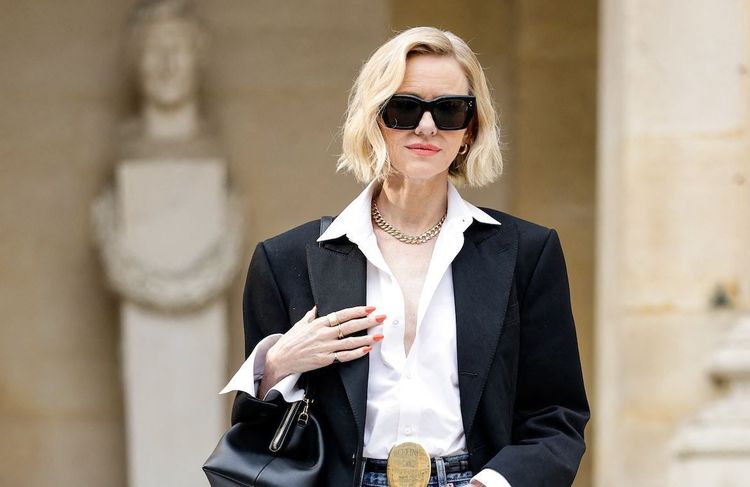 Blazer, chemise blanche et jean droit : Naomi Watts adopte l'uniforme de la Parisienne au défilé Celine