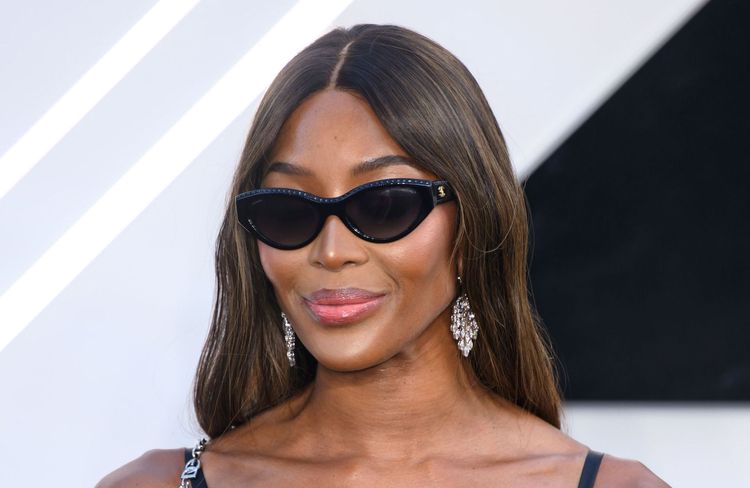 Sulfureuse et rayonnante, Naomi Campbell remet au goût du jour cette coiffure oubliée lors du défilé Chanel