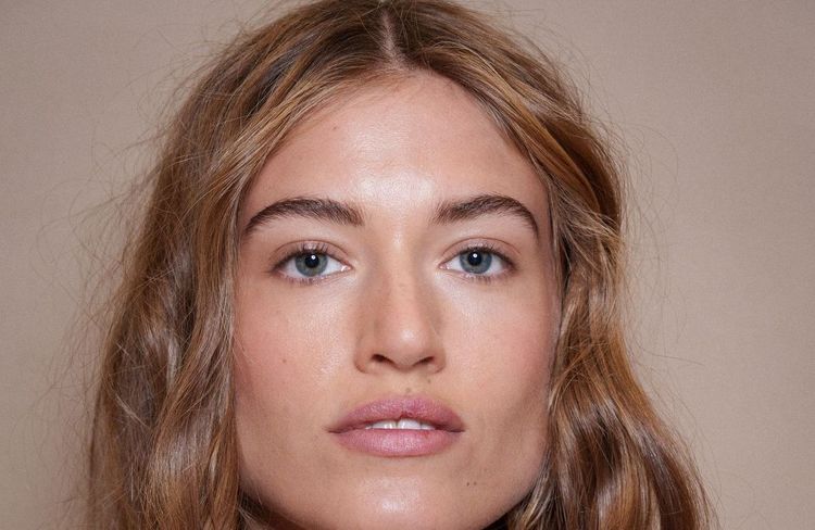 Pourquoi la blépharoplastie fascine autant les réseaux sociaux ?