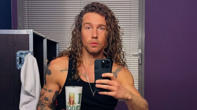 Julien Doré : après l’officialisation de l’arrêt de sa série, il met le feu à l’Arena avec une chenille géante