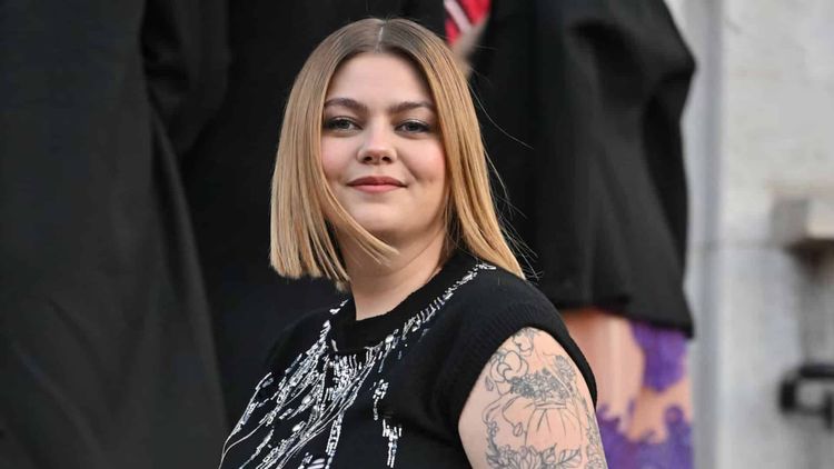 Louane se dévoile en bikini : tatouage entre les seins, elle fait sensation