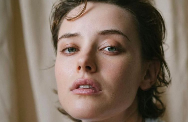 « Winona cut » : qu’est-ce que cette coupe hybride qui sublime les cheveux courts ?