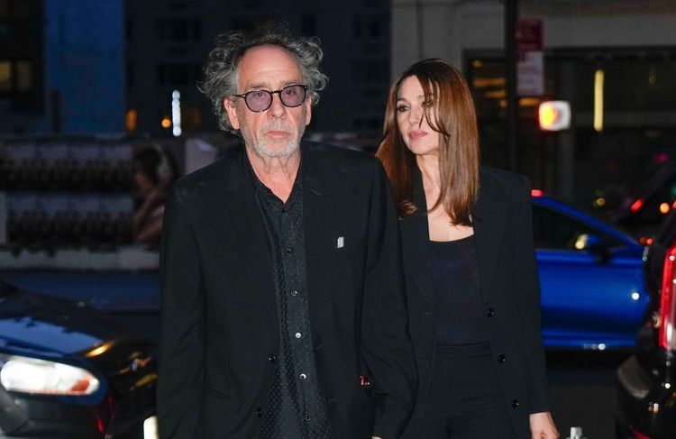 Monica Belluci : en costume noir à New York, elle fait matcher son look à celui de Tim Burton
