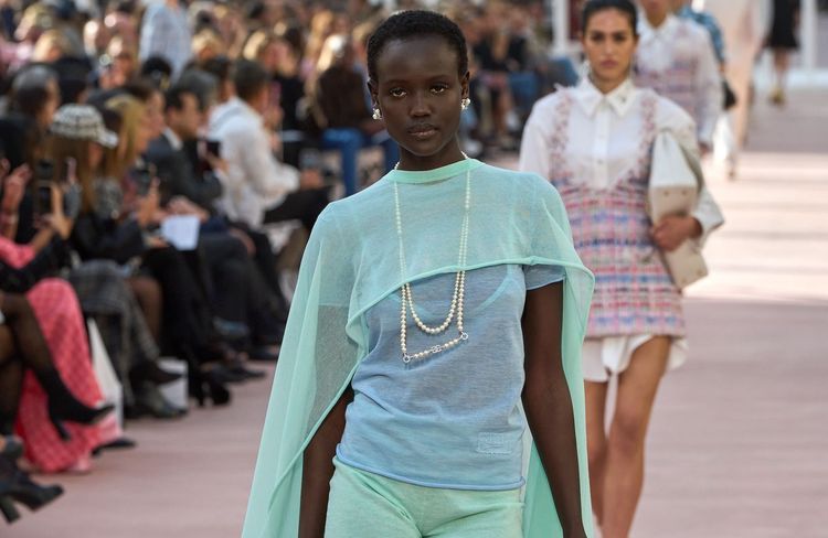 Après le céruléen et le turquoise, pourquoi la mode se passionne-t-elle soudain pour cette nuance de bleu ?