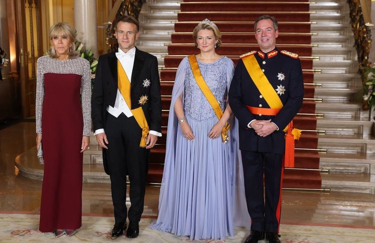 Emmanuel et Brigitte Macron rayonnants au dîner de gala du nouveau Grand-Duc Guillaume de Luxembourg