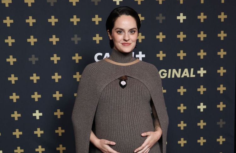 Noémie Merlant enceinte de son premier enfant : elle dévoile son ventre arrondi