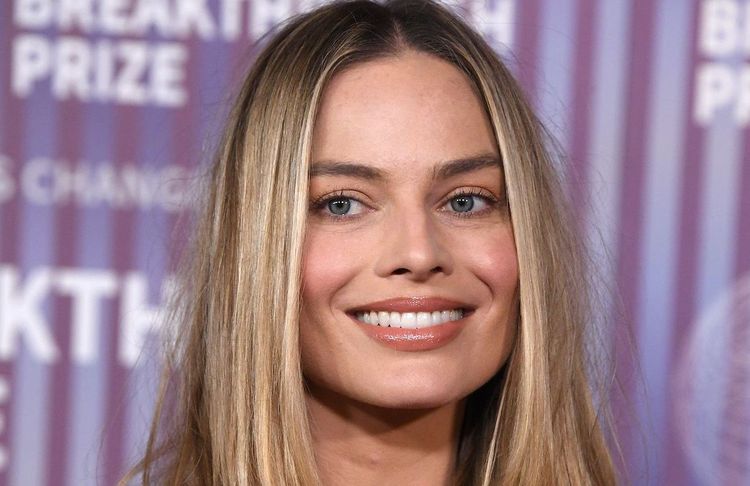 Margot Robbie enceinte : l’actrice dévoile son ventre arrondi en Sardaigne