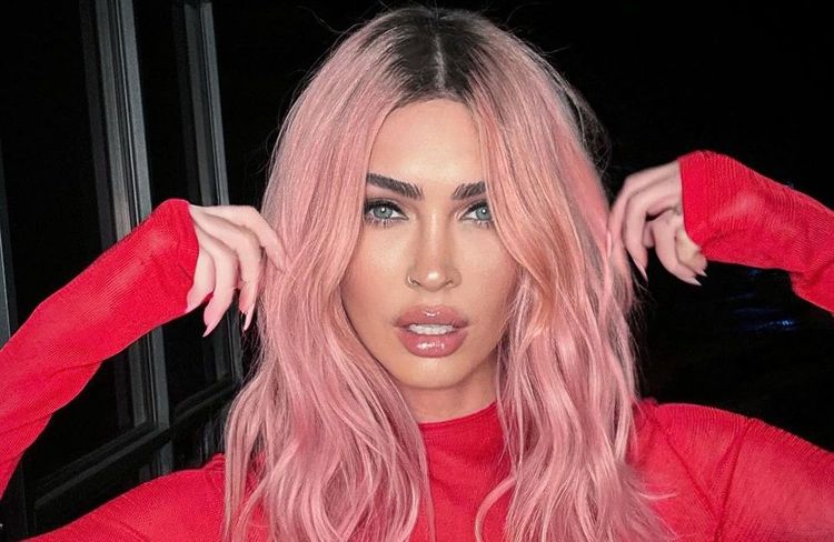 Megan Fox renoue avec sa chevelure brune et adopte cette coupe ultra tendance