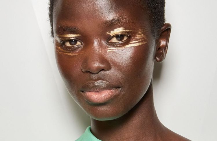 Qu’est-ce que le make-up anti-botox, la nouvelle tendance pour sublimer ses rides ?