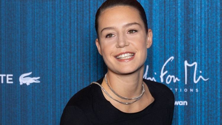 Adèle Exarchopoulos cash sur les rumeurs de grossesse à son sujet : “Il n’y a pas plus important ?”
