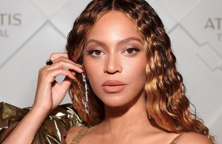 Hypnotisante, Beyoncé défie les lois de la gravité avec une chevelure XXL