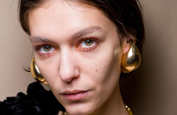 Ces produits malins préparent la peau au maquillage tout en la protégeant des UV