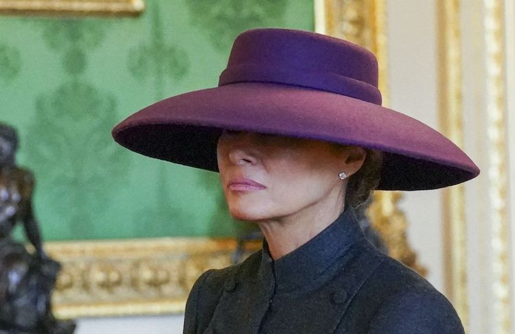 Le regard caché sous un chapeau, Melania Trump intrigue à Windsor