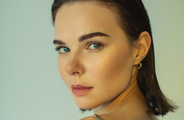 Teint nacré et peau lumineuse : pourquoi tout le monde adopte la « pool skin » cet été ?