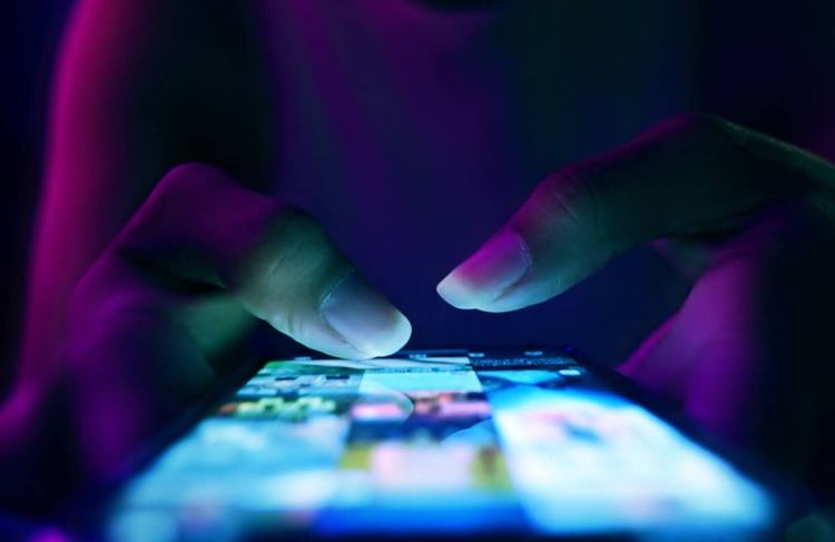Après la tentative de suicide de sa fille, un père traque l’homme qui la manipulait sur Snapchat