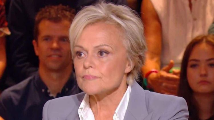Muriel Robin : enfant mal aimée, elle dévoile les détails de son enfance difficile, "je suis passée à côté de ma mère..."