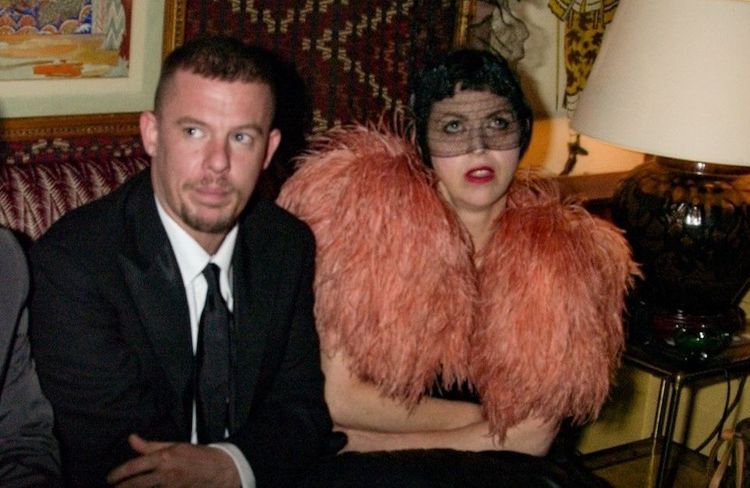 Qui était Isabella Blow, cette icône de mode qui a lancé la carrière d’Alexander McQueen ?