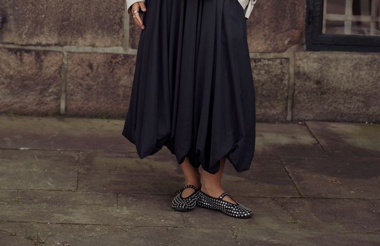 Jupe midi et ballerines : le combo qui signe l’uniforme chic de l’été