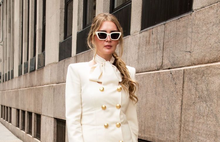 Anna Delvey défile à la FW de New York avec son bracelet électronique