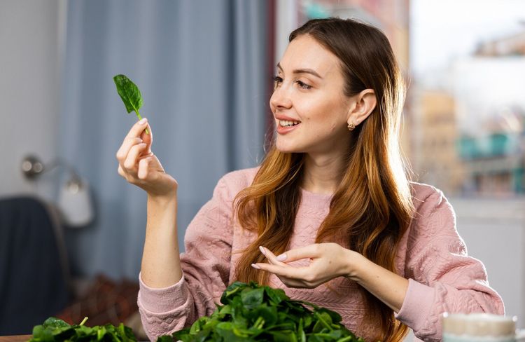 Epinards crus : le petit déjeuner atypique qui promet de lutter contre les fringales