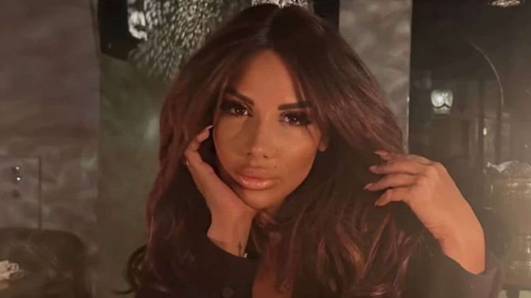 Laura Lempika : de nouveau en couple et déjà enceinte ? Elle fait un test de grossesse en vidéo !