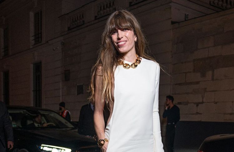 Lou Doillon illumine le dîner Gucci à Paris avec une robe asymétrique et un collier XXL