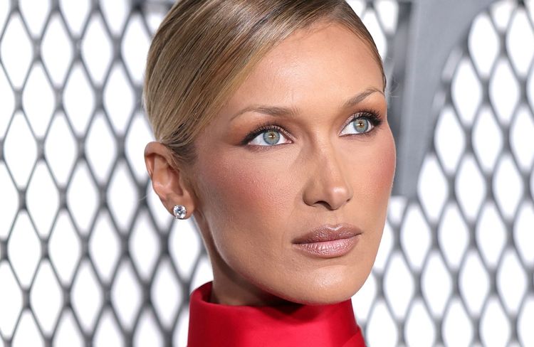 Cette coiffure portée par Bella Hadid est idéale pour matcher une robe rouge