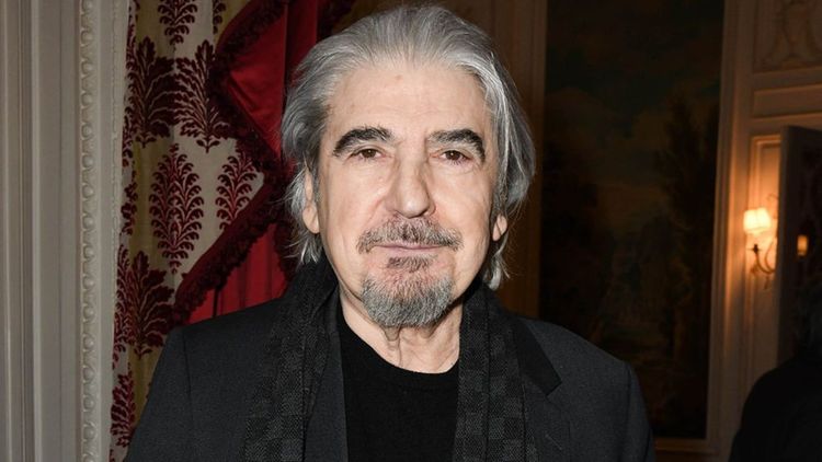 "Je ne peux plus rester debout" : Serge Lama "cassé de partout" à 82 ans, il évoque son état de santé fragile
