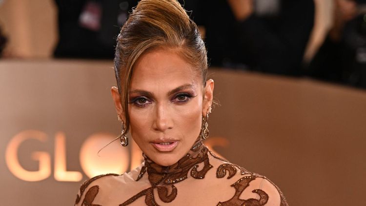 Jennifer Lopez peu pudique à 56 ans, sa combinaison extra-moulante dévoile ses courbes généreuses