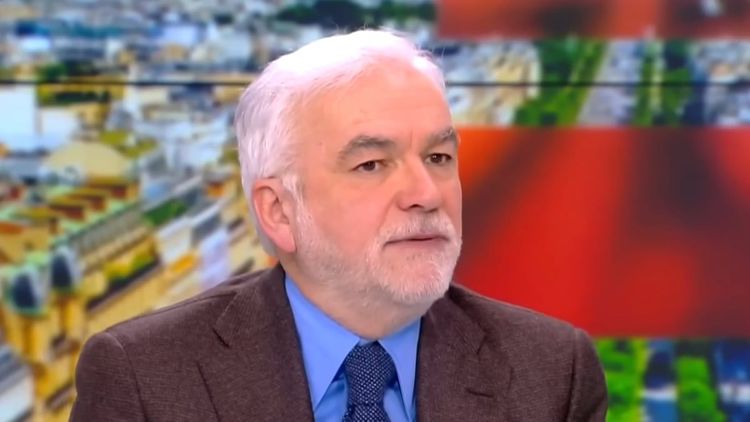 Pascal Praud terrorisé par Philippe de Villiers : "J'ai eu peur !" Il tente de le fuir en plein direct