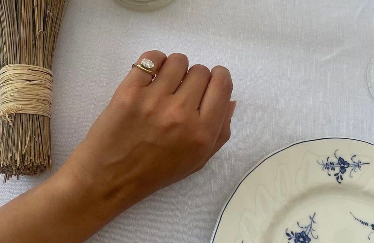 Qu'est-ce que la « Pinky ring », cette tendance bijou que l'on voie partout cet été ?