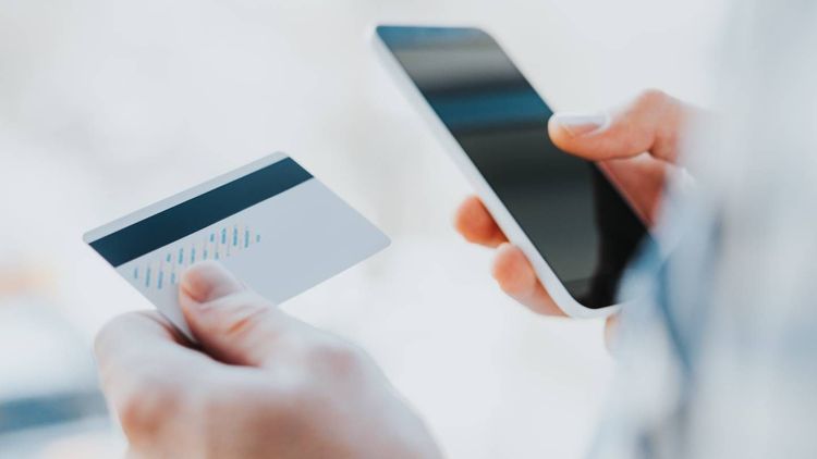 Carte bancaire physique contre carte virtuelle : qui remporte le duel ?