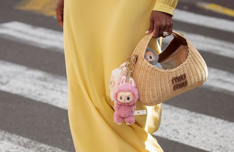 ELLE Debriefe - Fashion Week Haute Couture Jour 2 : Pour ou contre les Labubu ? La tendance qui divise la Fashion Week