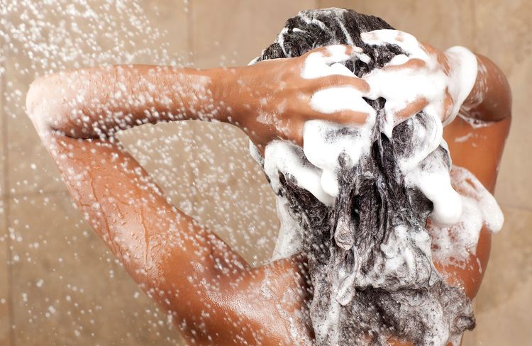 Comment réaliser un shampoing doux et efficace selon un professionnel