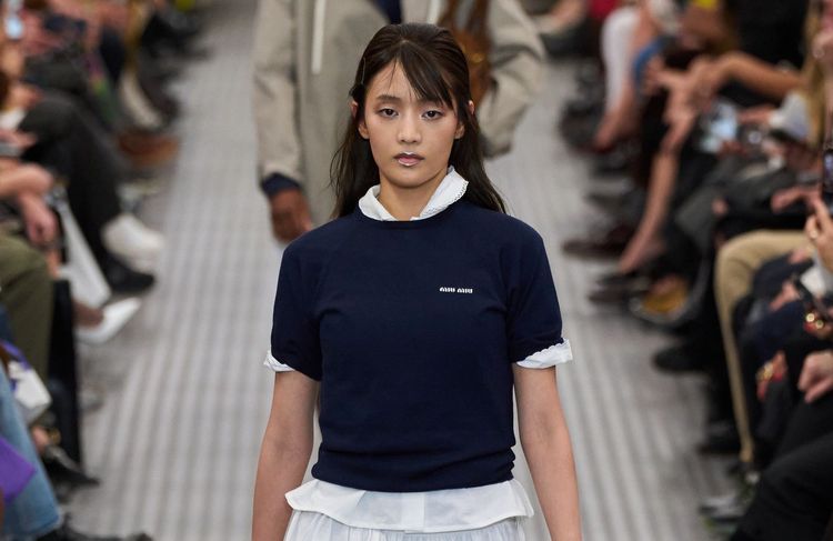 T-shirt sur t-shirt : cette tendance oubliée que personne n’avait vue venir cet été