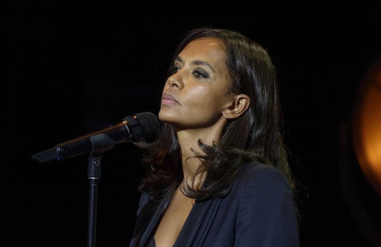 La solution de Karine Le Marchand contre le « dating fatigue » : une agence matrimoniale pour « créer du lien »