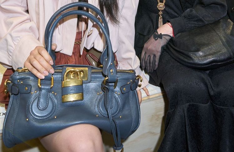 Phoebe Philo l’a créé, la Gen Z l’a ressuscité : Chloé parie sur le retour du Paddington, it-bag des 00s